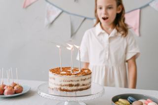 Recettes gâteau anniversaire : layer cake, fraisier et Charlotte